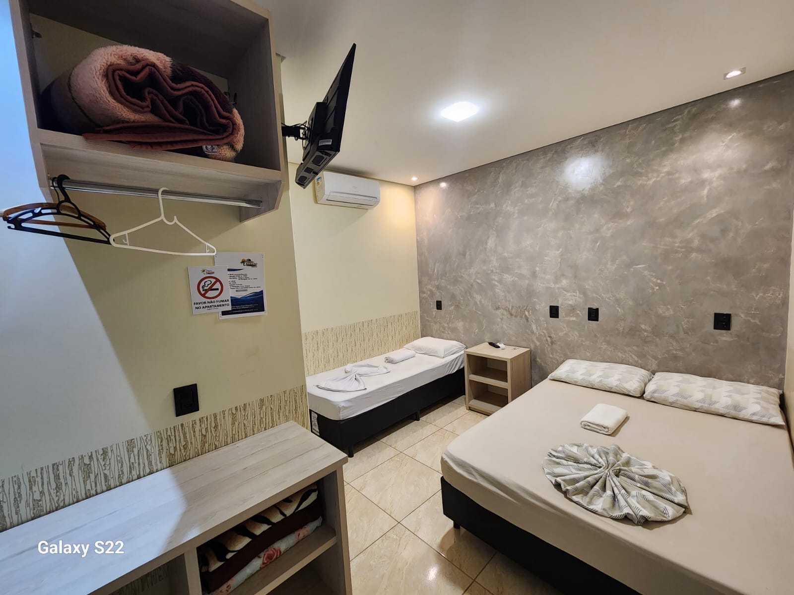 Quarto de casal com cama de solteiro